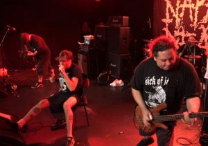 Read more about the article NAPALM DEATH’s Mark ‘Barney’ Greenway injures right ankle, performs sitting down