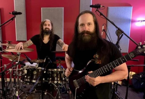 You are currently viewing Collaboration of John Petrucci with Mike Portnoy!