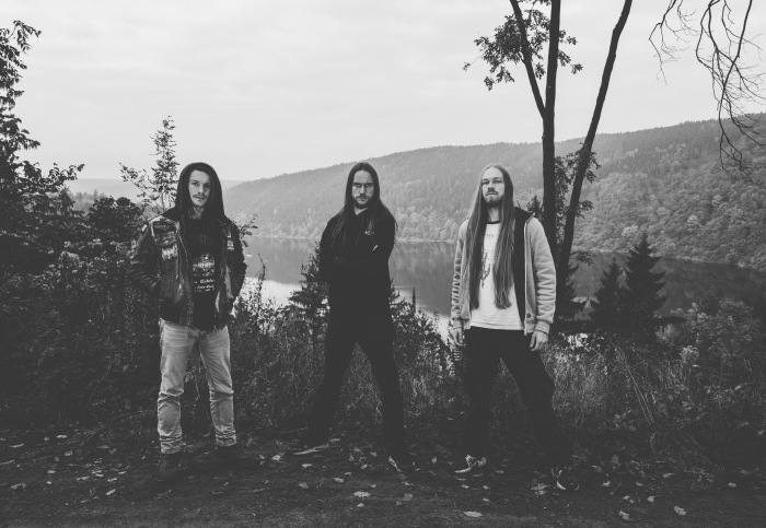 You are currently viewing DESERTED FEAR release new single “Follow The Light That Blinds”.