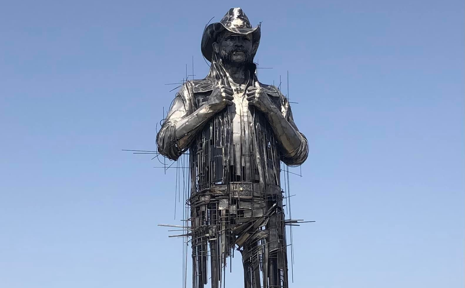 Read more about the article Massive new statue of LEMMY unveiled at France’s Hellfest!